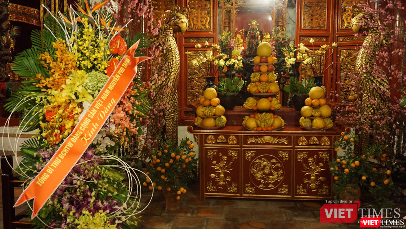 Lẵng hoa của Tổng Bí Thư Nguyễn Phú Trọng tại đền Ngọc Sơn.