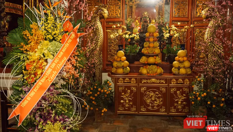 Lẵng hoa của Tổng Bí Thư Nguyễn Phú Trọng tại đền Ngọc Sơn.