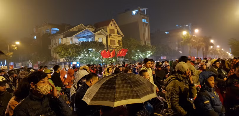 Người dân nô nức đổ ra đường đón năm mới ảnh 2