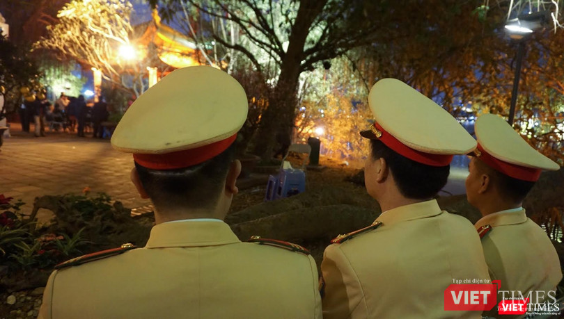Các chiến sĩ cảnh sát vẫn phải túc trực trong đêm ngày 30 để đảm bảo an ninh.