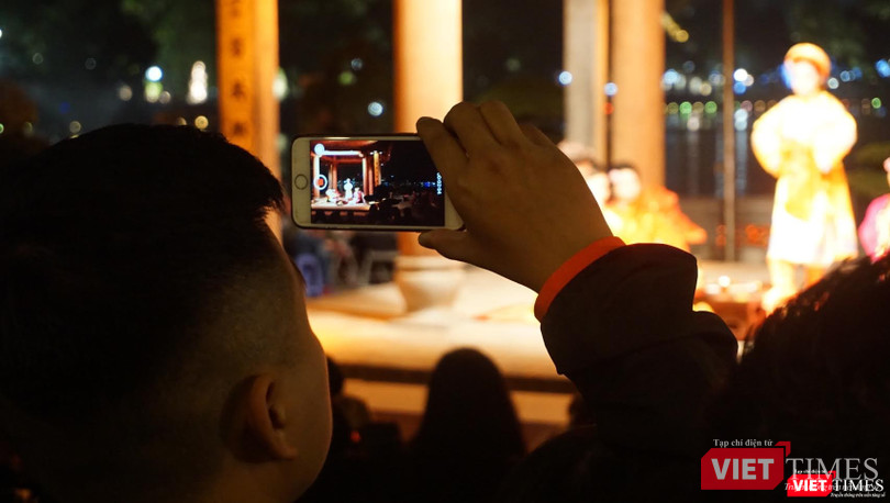 Người dân nô nức đổ ra đường đón năm mới ảnh 4