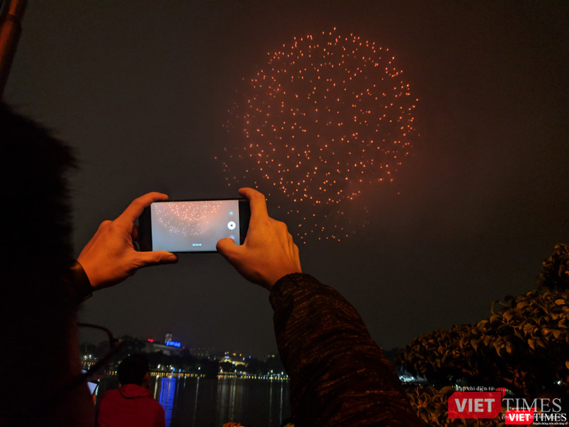 Người dân thủ đô Hà Nội sẽ được thưởng thức 15 phút trình diễn pháo hoa ở 30 điểm bắn với 31 trận địa, trong đó 9 trận địa bắn tầm cao ở các quận trung tâm