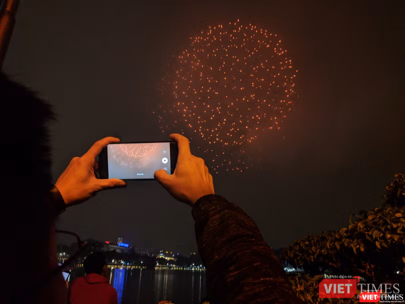 Người dân thủ đô Hà Nội sẽ được thưởng thức 15 phút trình diễn pháo hoa ở 30 điểm bắn với 31 trận địa, trong đó 9 trận địa bắn tầm cao ở các quận trung tâm