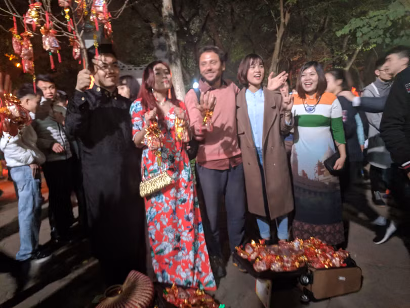 Người dân nô nức đổ ra đường đón năm mới ảnh 9