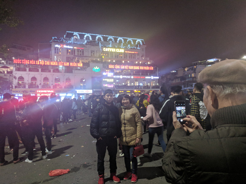 Người dân nô nức đổ ra đường đón năm mới ảnh 8