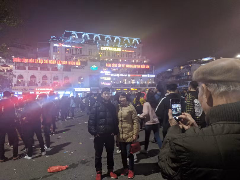 Người dân nô nức đổ ra đường đón năm mới ảnh 8