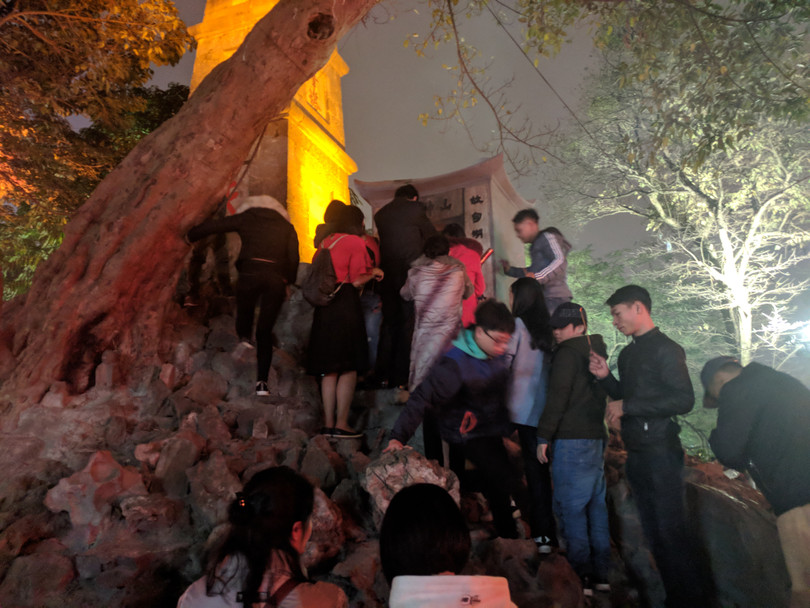 Người dân nô nức đổ ra đường đón năm mới ảnh 7