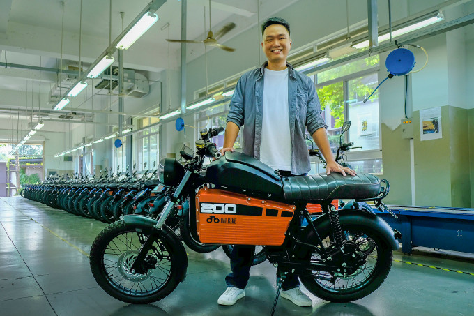 Danh tính Dat Bike: Startup xe máy điện mời Quốc Cơ – Quốc Nghiệp đóng quảng cáo