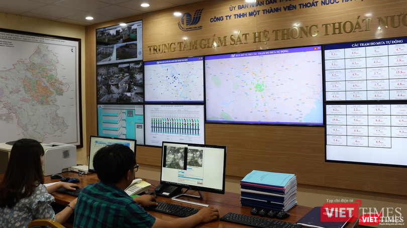 Nhân viên của Trung tâm ghi chép số liệu về lượng mưa, tình trạng mực nước, sau đó tổng hợp và đưa ra các cảnh báo về úng ngập trước khoảng một giờ đồng hồ khi xảy ra trên thực địa.