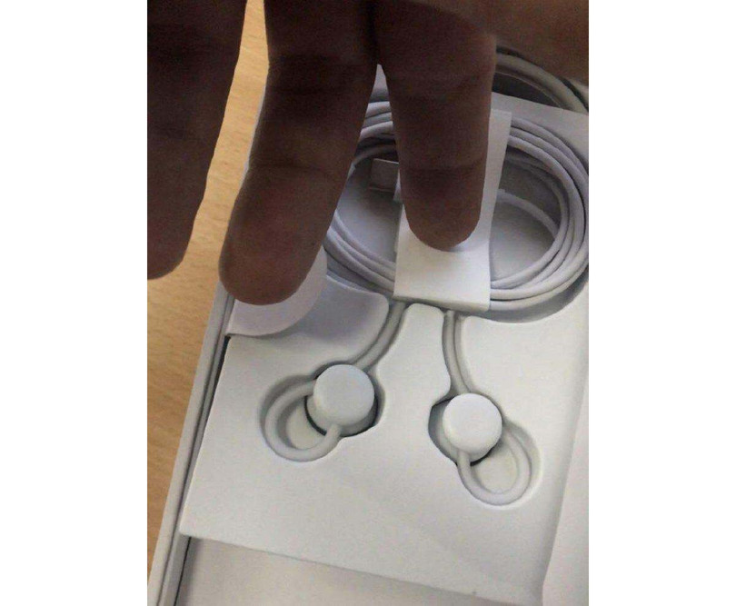 Tai nghe Pixel Buds có dây. Ảnh: Android Police