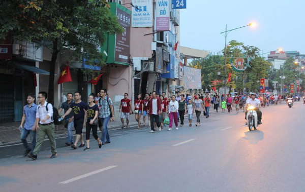 Người Hà Nội xuống đường đi xem diễu binh, diễu hành từ 5h30 sáng.