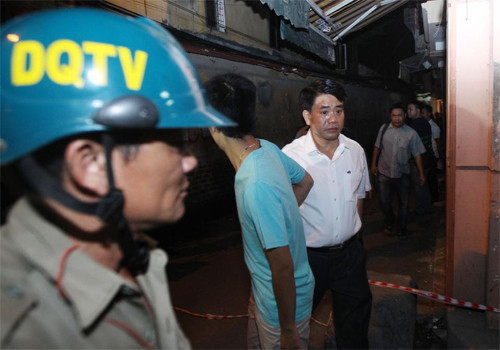 Thiếu tướng Nguyễn Đức Chung (áo trắng) đếnhiện trường vụ nổ. Ảnh: Giang Huy.