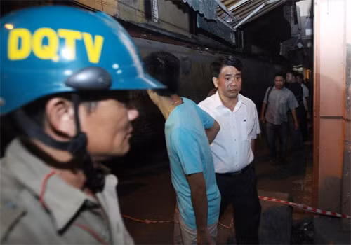 Thiếu tướng Nguyễn Đức Chung (áo trắng) đếnhiện trường vụ nổ. Ảnh: Giang Huy.