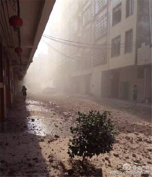 Bụi khói mù mịt, đất đá vung vãi sau vụ nổ. Ảnh:Weibo