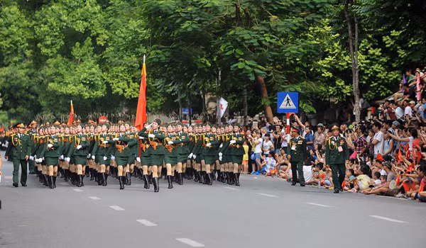 Khối nữ sĩ quan thông tin diễu qua phố Nguyễn Thái Học. Ảnh:Quý Đoàn.