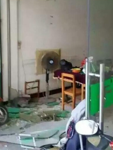 Kính vỡ do áp lực của vụ nổ. Ảnh:Weibo