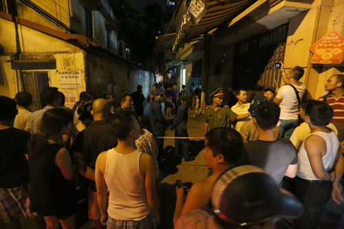 Con ngõ dẫn vào nhà nạn nhân bị phong tỏa chặt. Nơi xảy ra vụ nổ cách di tích văn hóa lịch sử Văn Miếu - Quốc Tử Giám khoảng 300 m đường chim bay.Ảnh: Bá Đô.