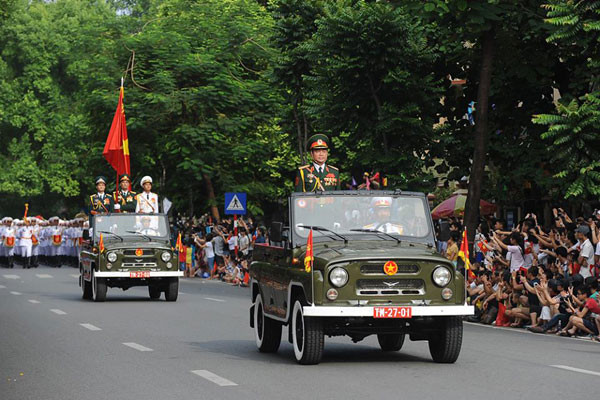 Xe chỉ huy dẫn đầu đoàn diễu binh, diễu hành trên phố Nguyễn Thái Học. Ảnh:Quý Đoàn.