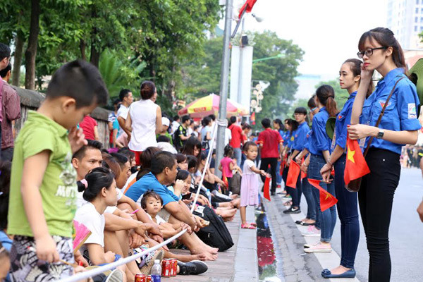 Người dân tập trung theo dõi diễu binh trên đường Nguyễn Thái Học. Ảnh: Bá Đô.