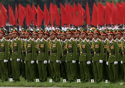 Phía dưới khán đài, các lực lượng đứng nghiêm nghe diễn văn.