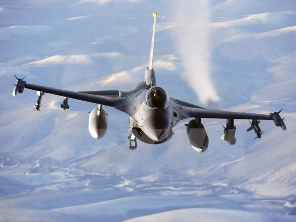 Tiêm kích F-16 ra uy tiêu diệt máy bay không người lái