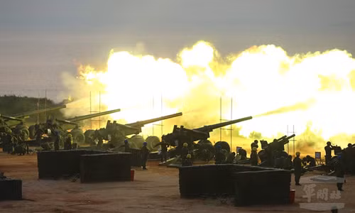 Pháo binh Đài Loan tại cuộc tập trận bắn đạn thật trên đảo Kim Môn ở eo biển Đài Loan hôm 8/9. Ảnh: Military News Agency