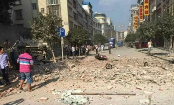 Gạch đá vung vãi trên đường phố sau vụ nổ. Ảnh:Weibo