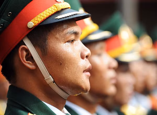 Nhiệt độ ngoài trời ở Hà Nội sáng nay đạt 27 độ C. Mồ hôi trên khuôn mặt của một chiến sĩ tham gia diễu binh. Ảnh:Quý Đoàn.