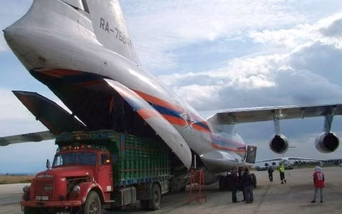 Máy bay vận tải của Nga chở hàng tiếp tế tới Syria. Ảnh: Reuters