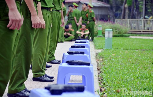 Xem chiến sĩ cảnh sát tập luyện với súng ngắn hiện đại - ảnh 2