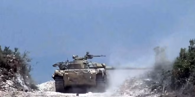 Quân đội Syria pháo kích đánh trả lực lượng Hồi giáo cực đoan ở bắc Hama. Ảnh: Masdar News.