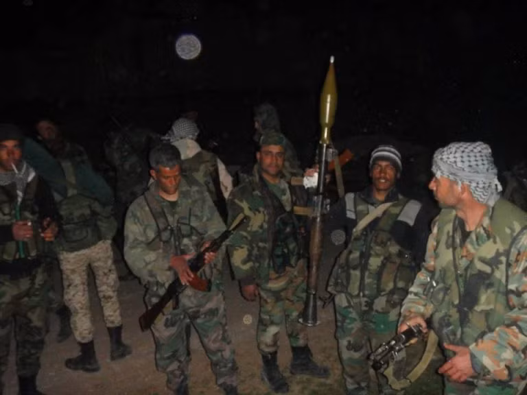 Binh sĩ quân đội Syria phục kích trên chiến trường miền bắc Hama. Ảnh minh họa: Masdar News.