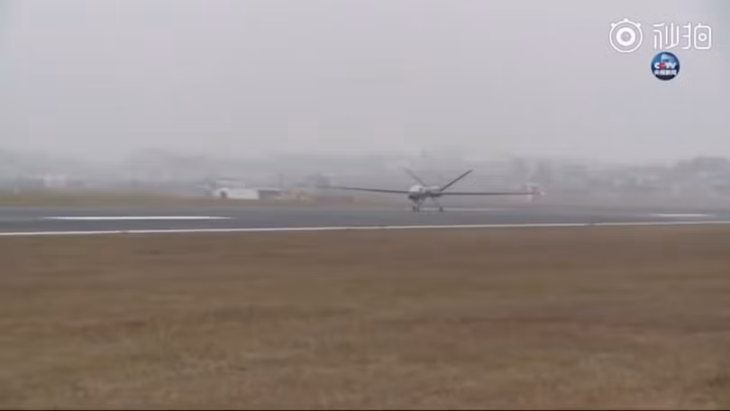 Máy bay không người lái tầm xa đa năng Yi long I-D (Dực Long) xuất kích.