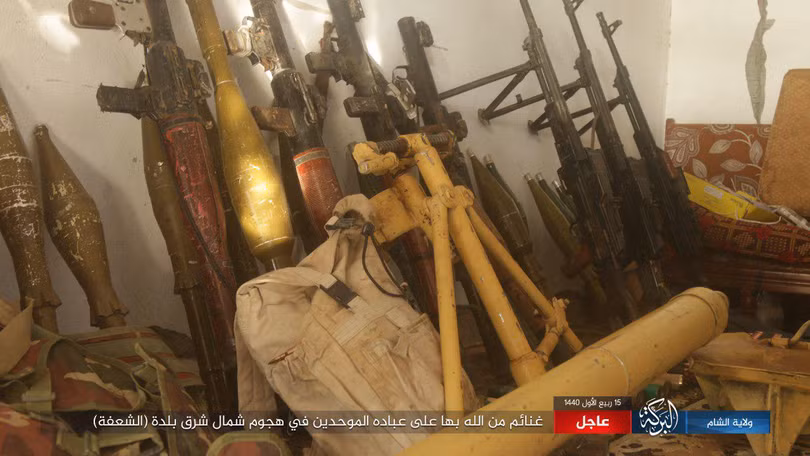 Những vũ khí trang bị của người Kurd vị IS chiếm được trong cuộc tấn công vào thị trấn al-Bahrah . Ảnh trang Amaq