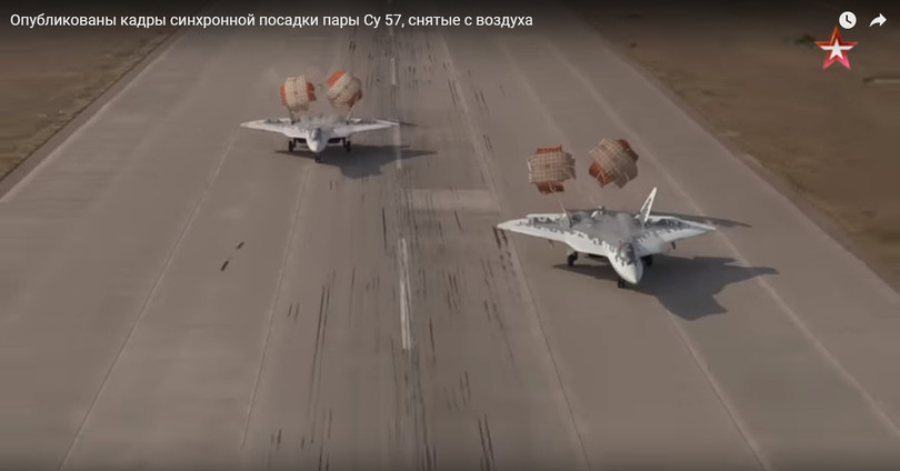 Hai chiếc Su-57 hạ cánh đồng bộ trên một đường băng. Ảnh minh họa video TVZvezda