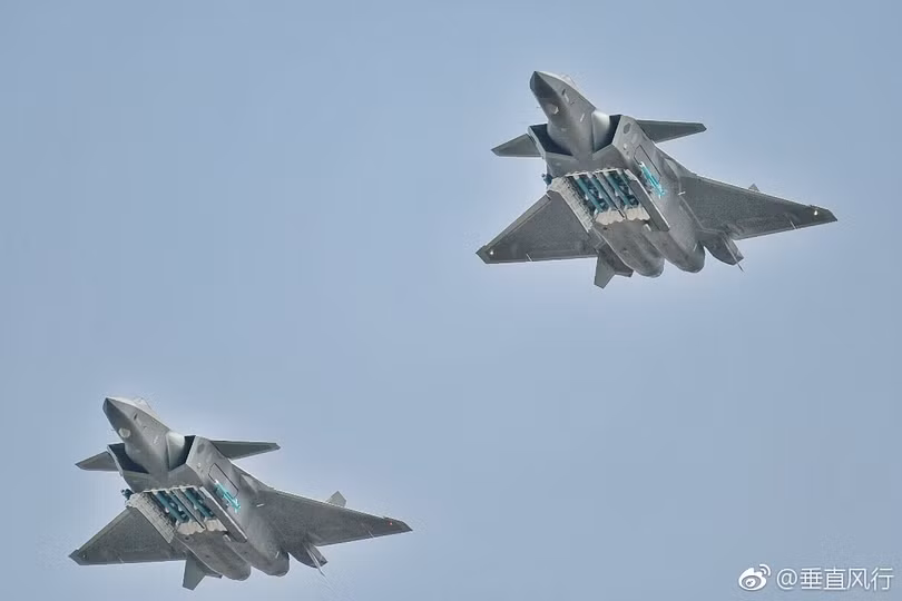 Máy bay tiêm kích tàng hình thế hệ 5 Chengdu J-20 bay biểu diễn với khoang vũ khí mở ở Chu Hải. Ảnh Rusian Gazeta