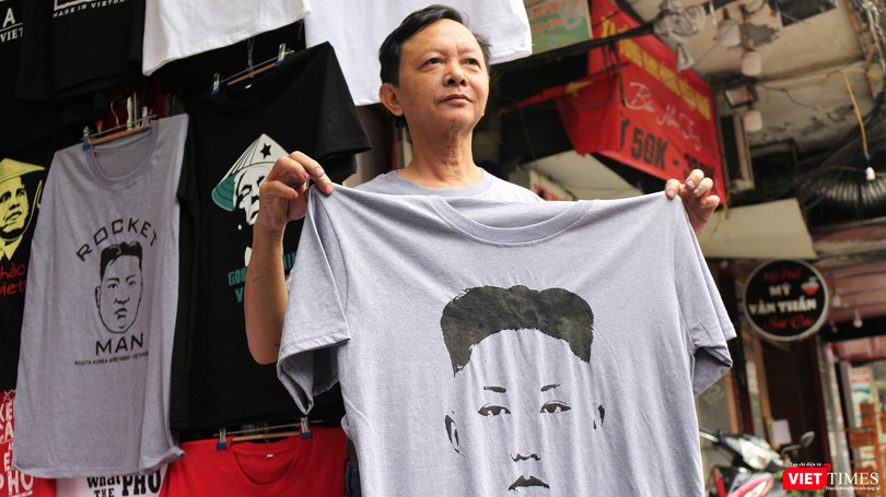 Ông Trương Thanh Đức, tác giả cũng những chiếc áo "hàng độc" in hình Tổng thống Donald Trump và Chủ tịch Triều Tiên Kim Jong Un.