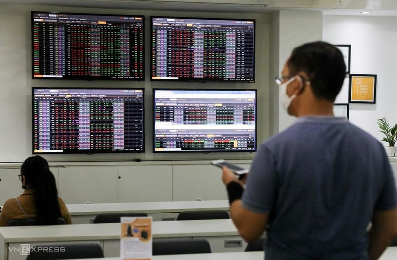 Nhà đầu tư giao dịch trực tuyến tại một công ty chứng khoán cuối tháng 4. Ảnh:Quỳnh Trần. Nhà đầu tư giao dịch trực tuyến tại một công ty chứng khoán cuối tháng 4. Ảnh:Quỳnh Trần.