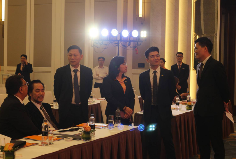 ...và trao đổi với một số thành viên SHB trước thềm AGM 2023. Đứng bên trái đại thiếu gia nhà 'bầu' Hiển là CEO SHB Ngô Thu Hà ...và trao đổi với một số thành viên SHB trước thềm AGM 2023. Đứng bên trái đại thiếu gia nhà 'bầu' Hiển là CEO SHB Ngô Thu Hà