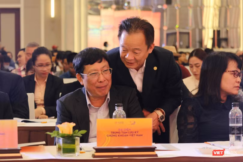 Chủ tịch SHB Đỗ Quang Hiển trao đổi với đại diện Trung tâm lưu ký Chứng khoán Việt Nam (VSD) trước khi AGM 2023 chính thức khai mạc