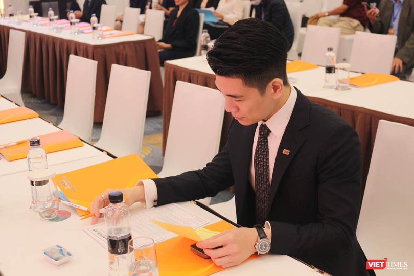 Đại thiếu gia nhà 'bầu' Hiển xem xét các nội dung tờ trình... Đại thiếu gia nhà 'bầu' Hiển xem xét các nội dung tờ trình...