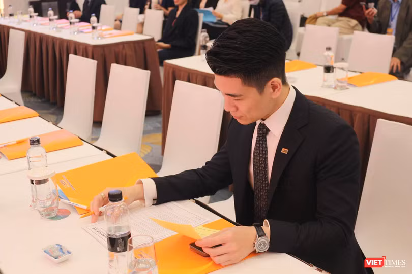 Đại thiếu gia nhà 'bầu' Hiển xem xét các nội dung tờ trình...