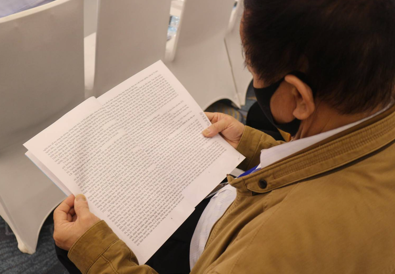 Một cổ đông lớn tuổi chăm chú tìm hiểu chương trình nghị sự tại AGM 2023 của SHB Một cổ đông lớn tuổi chăm chú tìm hiểu chương trình nghị sự tại AGM 2023 của SHB