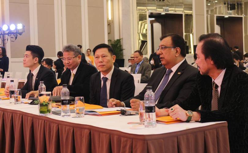 Bên cạnh ông Đỗ Quang Vinh, một số lãnh đạo cấp cao khác của SHB đã có mặt tại hội trường tổ chức AGM 2023 Bên cạnh ông Đỗ Quang Vinh, một số lãnh đạo cấp cao khác của SHB đã có mặt tại hội trường tổ chức AGM 2023