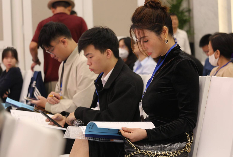 Một số cổ đông khác cũng tranh thủ thời gian nghiên cứu chương trình nghị sự trước khi AGM 2023 khai mạc Một số cổ đông khác cũng tranh thủ thời gian nghiên cứu chương trình nghị sự trước khi AGM 2023 khai mạc