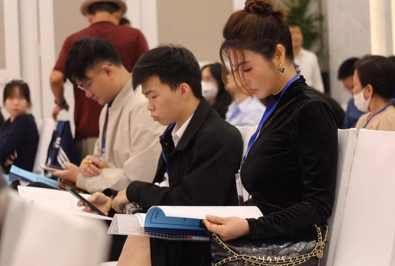 Một số cổ đông khác cũng tranh thủ thời gian nghiên cứu chương trình nghị sự trước khi AGM 2023 khai mạc