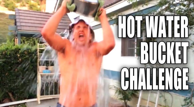 Thử thách tạt nước sôi: Trò chơi điên rồ đang lan tràn trên YouTube ảnh 1 Thách thức tạt nước sôi: một trò chơi chết người đang lan tràn trên YouTube