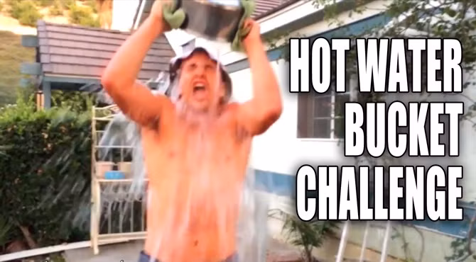 Thử thách tạt nước sôi: Trò chơi điên rồ đang lan tràn trên YouTube ảnh 1 Thách thức tạt nước sôi: một trò chơi chết người đang lan tràn trên YouTube