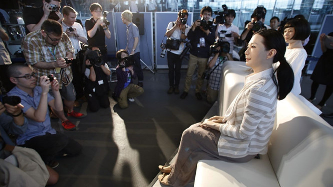 Hai robot Kodomoroid và Otonaroid trong buổi giới thiệu với truyền thông Nhật Bản Ảnh chụp màn hình South China Morning Post 