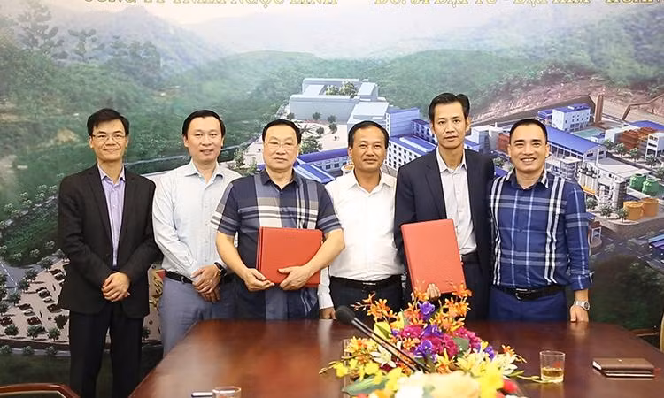 Ông Vũ Đức Tuấn (thứ 3 từ trái sang) - Giám đốc kiêm người đại diện theo pháp luật của Công ty TNHH Ngọc Linh